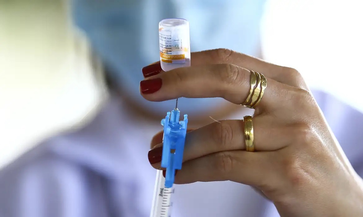 [VÍDEO] AstraZeneca encerra produção e distribuição da vacina contra a Covid-19 em todo o mundo