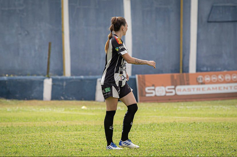 Casal da bola: Esposa de craque do ABC disputa Campeonato Potiguar Feminino pelo alvinegro