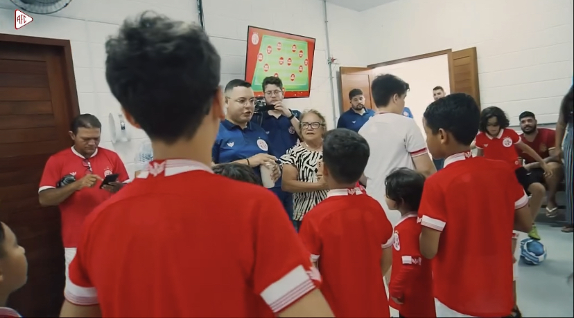 [VÍDEO] Crianças vivem ‘dia de jogador’ no América e ganham até mensagem enviada por Marcelo