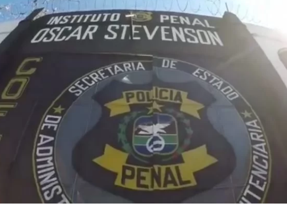 Professora presa por “crime cometido” aos 10 anos é solta 