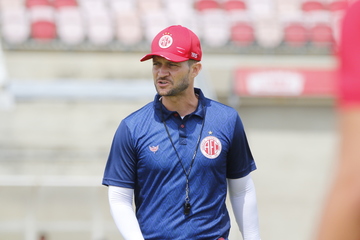 América faz trabalho físico intenso e alterna com o técnico 