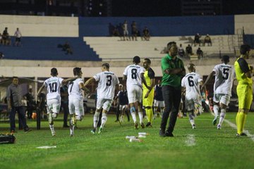 ABC faz ótimo primeiro tempo, vence de 2 a 0, cai de rendimento, mas garante liderança 