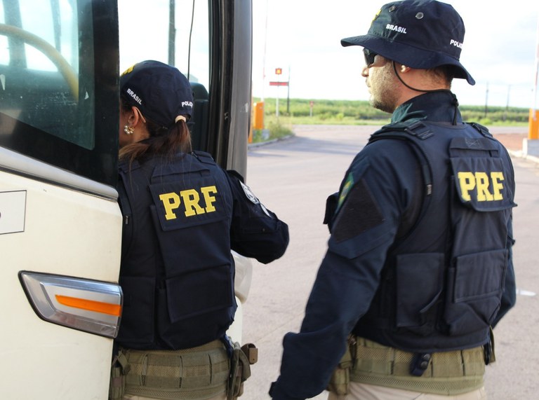 Passageiro é preso pela PRF por importunar mulher sexualmente em ônibus na Grande Natal