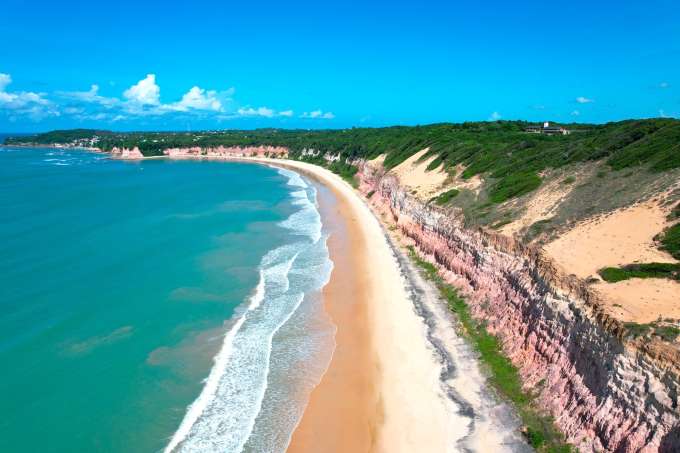 Baia dos Golfinhos é eleita uma das melhores praias da América do Sul