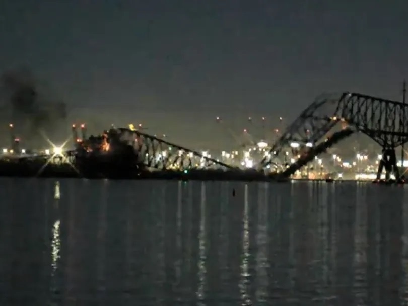 [VÍDEO] Navio derruba ponte nos EUA e carros com pessoas caem na água