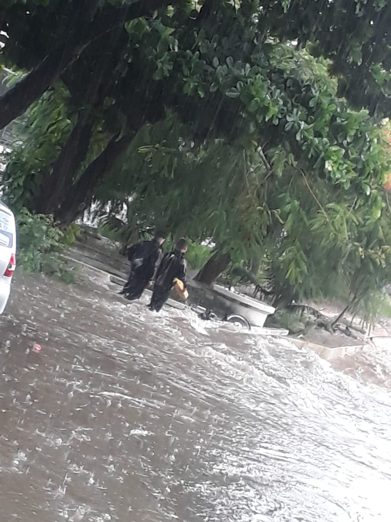 [VÍDEO] Chuvas: Avenida de Natal é tomada por água e 'vira rio'