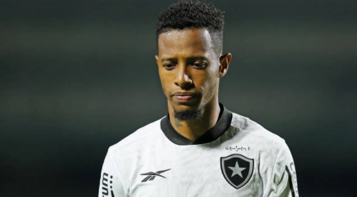Jogador do Botafogo é internado com dores abdominais