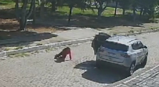 [VIDEO] Psicóloga é arremessada para fora de carro durante assalto na zona Sul de Natal