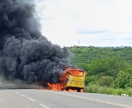 Ônibus de viagens intermunicipais é destruído por incêndio no interior do RN
