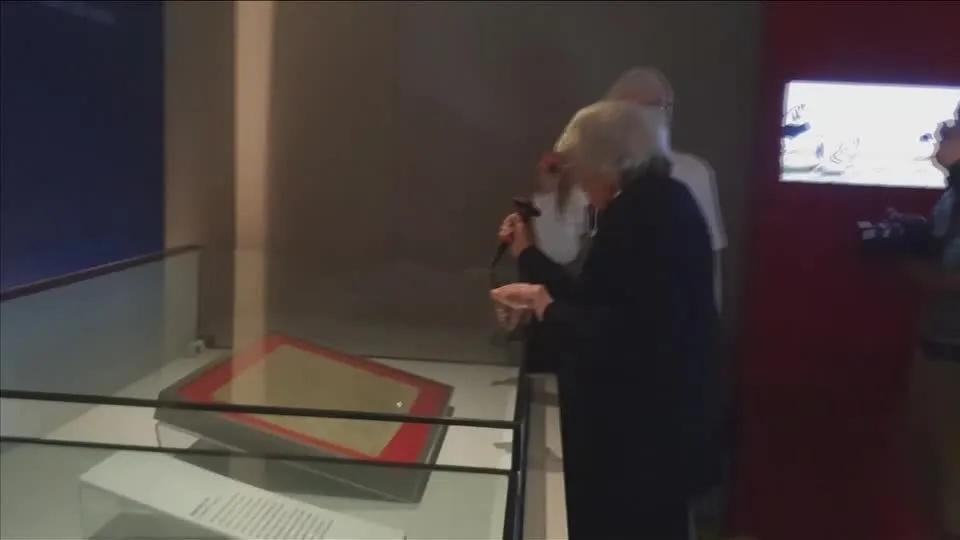 Ativistas idosas tentam destruir Carta Magna da Inglaterra