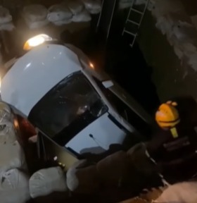 [VIDEO] Motorista de APP rompe bloqueio e despenca em cratera na zona Norte