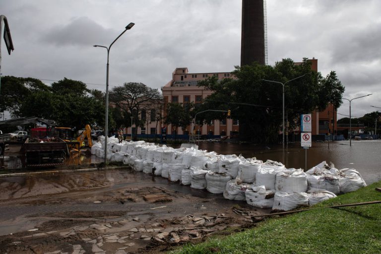 Porto Alegre pode ficar inundada por 1 mês, afirmam especialistas
