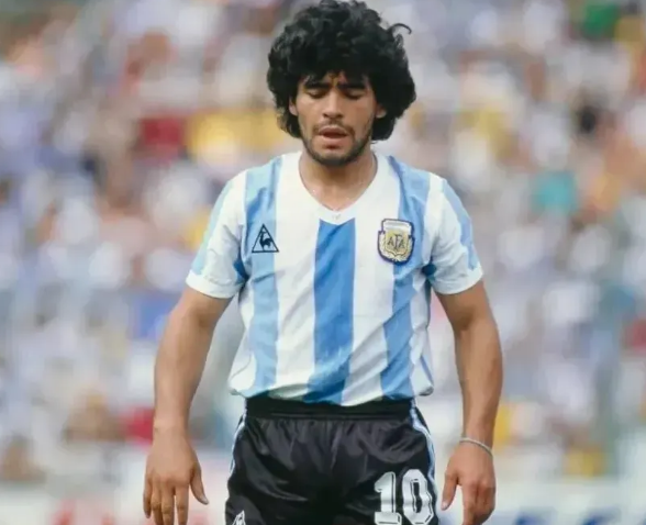 Herdeiros de Maradona abrem processo para impedir Bola de Ouro de ser leiloada