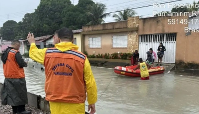 Após chuvas, família ilhada é resgatada em bote por bombeiros na Grande Natal