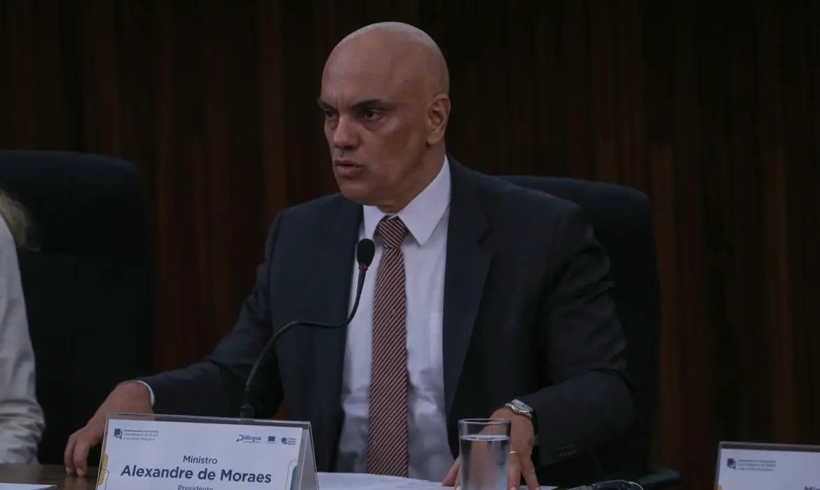 Moraes suspende lei que proibia linguagem neutra nas escolas