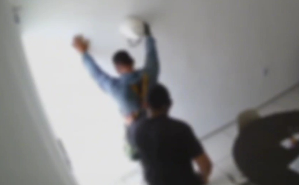 [VIDEO] Violência gratuita: Homem é preso por ameaçar funcionário de provedor de internet