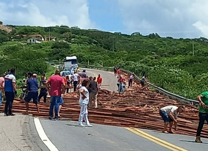 Acidente com carreta carregada com madeira deixa BR-226 parcialmente interditada no RN