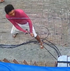 [VIDEO] Homem é flagrado furtando fio no meio da rua e no meio das pessoas na Cidade Alta