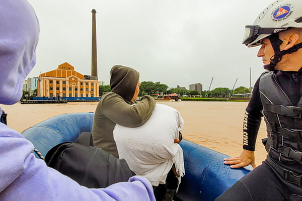 Resgates em Porto Alegre são suspensos após chuva recomeçar