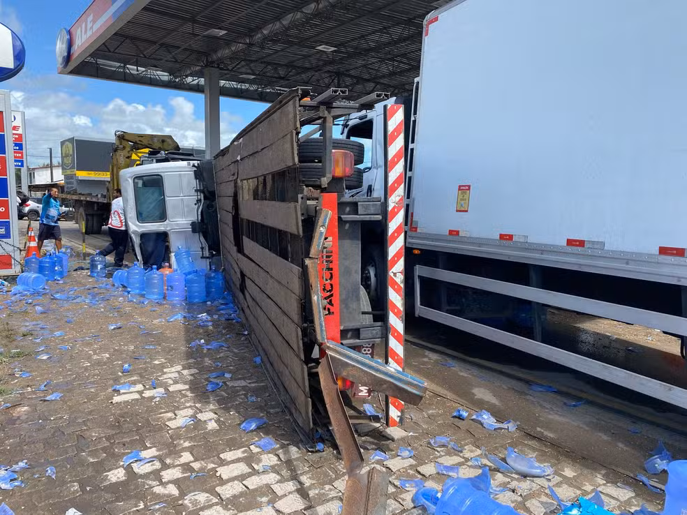 Caminhão carregado de garrafões de água tomba e invade posto de combustíveis na Grande Natal