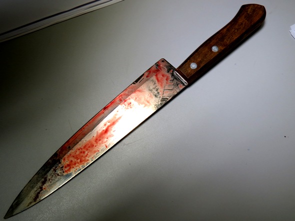 faca-suja-de-sangue.jpg