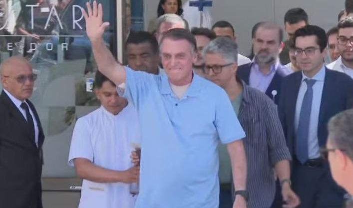 bolsonaro saindo hospital