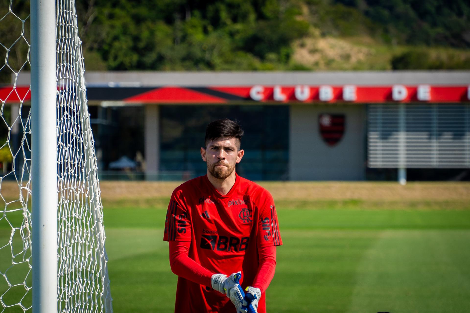 goleiro-rossi-foi-ao-ninho-do-urubu-e-fez-primeiro-treino-pelo-flamengo-1688234073258_v2_1920x1280.jpg