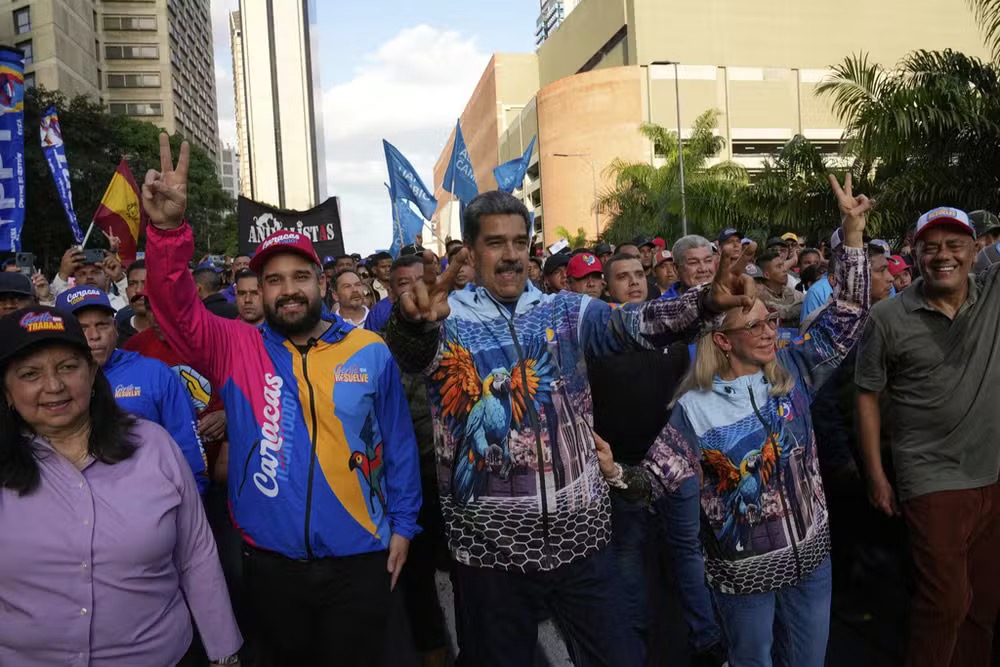 O presidente da Venezuela, Nicolás Maduro, ao lado de seu filho, Nicolás Maduro Guerra, durante campanha para as eleições legislativas em Caracas, na Venezuela, em 22 de maio de 2025. — Foto: Ariana Cubillos/ AP