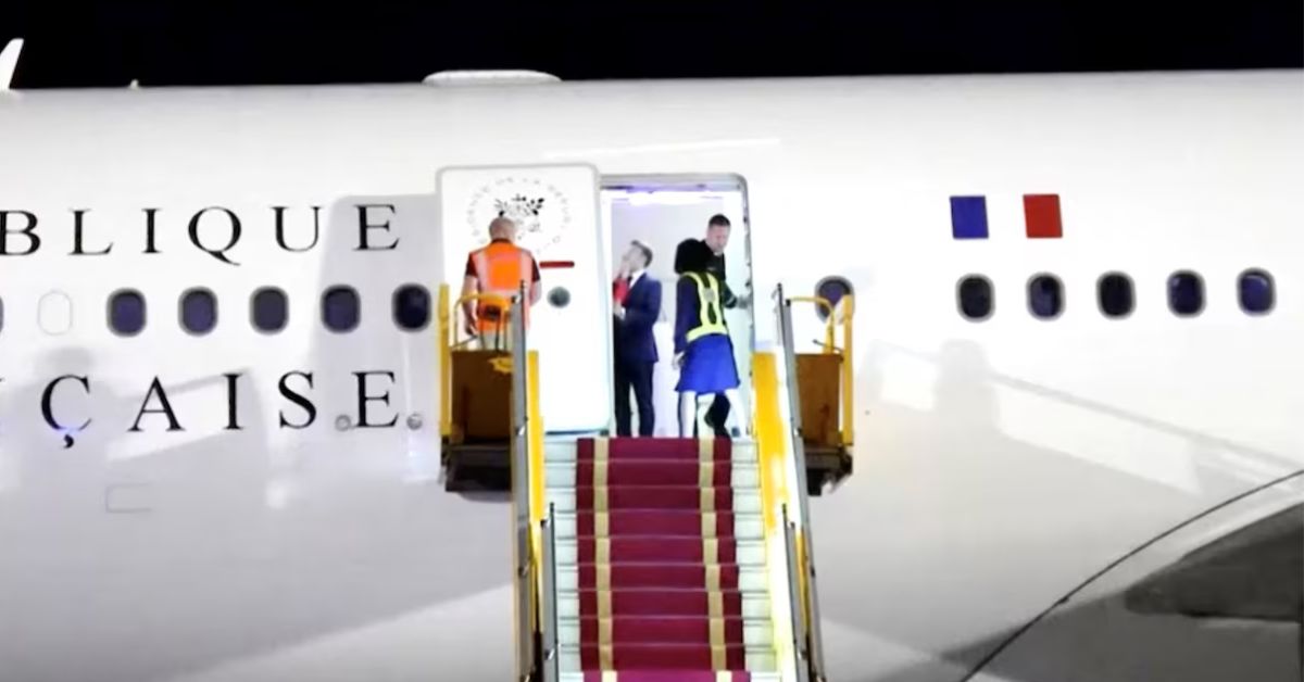 Emmanuel Macron leva tapa no Vietnã | Imagem: REUTERS / Reprodução