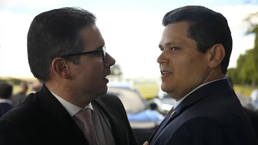Os presidentes da Câmara, Hugo Motta, e do Senado Federal, Davi Alcolumbre, afiançaram proposta do governo que será levada aos lideres do Congresso Imagem: Mateus Bonomi/AGIF