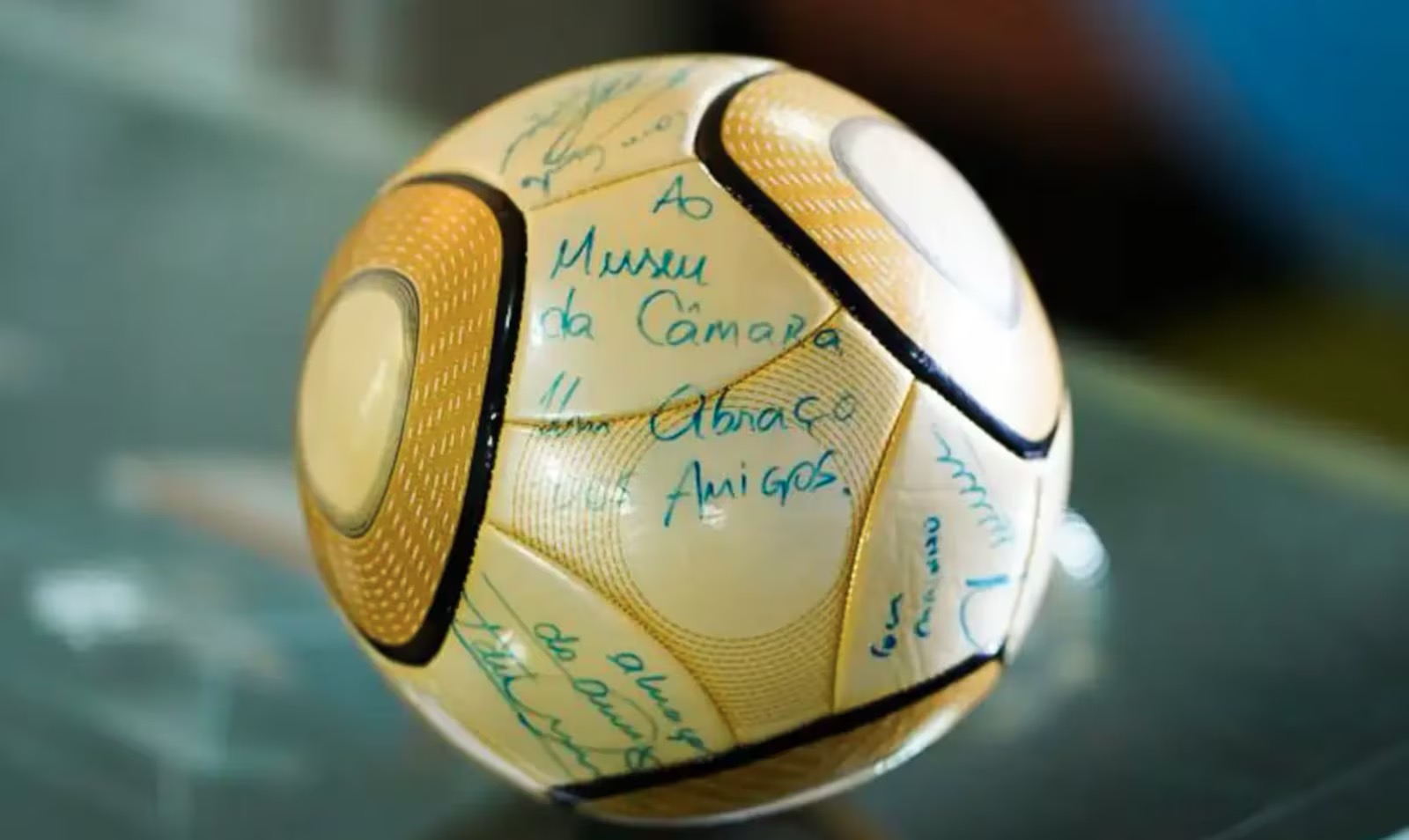 Bola autografada por Neymar foi furtada nos atos do 8/1  |  Foto: Pablo Valadares/Câmara dos Deputados