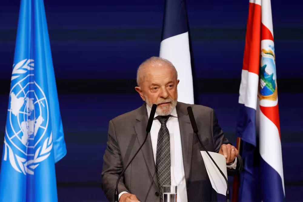 O presidente Luiz Inácio Lula da Silva em discurso no Fórum Economia Azul e Finanças, na França — Foto: Ludovic Marin/Reuters