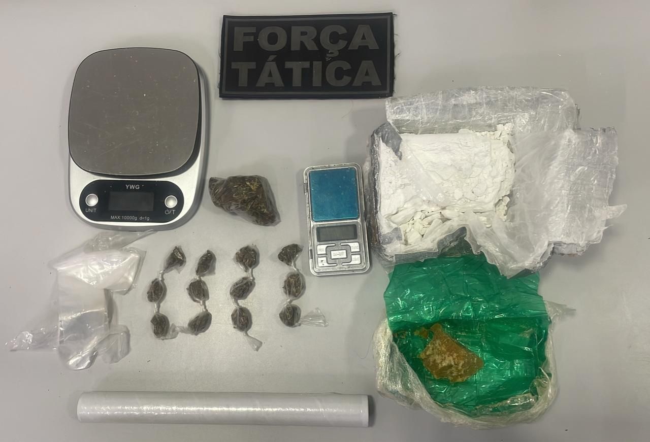 Drogas e materiais para tráfico são apreendidos na comunidade Passo da Pátria | Foto: Divulgação/PMRN