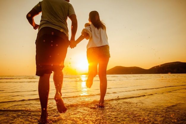 Casal na praia | Imagem: Pinterest