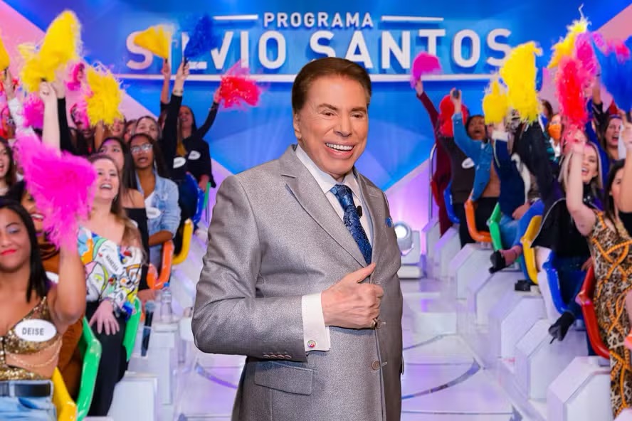 O apresentador Silvio Santos em seu programa na TV — Foto: Gabriel Cardoso/ SBT
