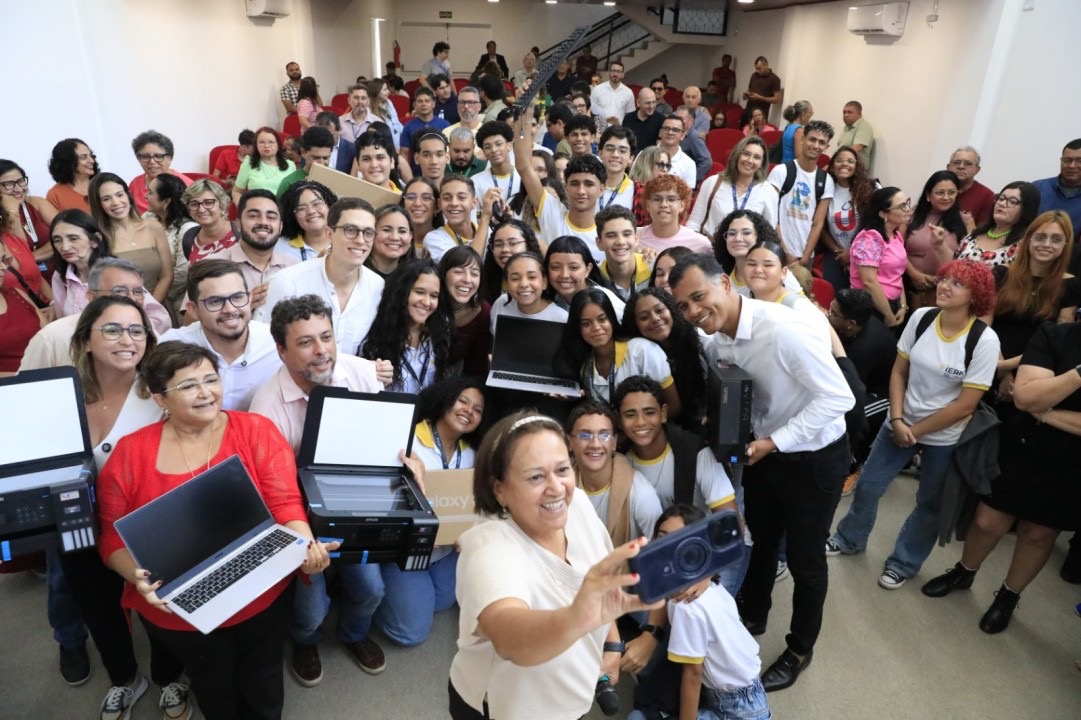 A governadora Fátima Bezerra entrega computadores | Foto: Raiane Miranda/Assecom