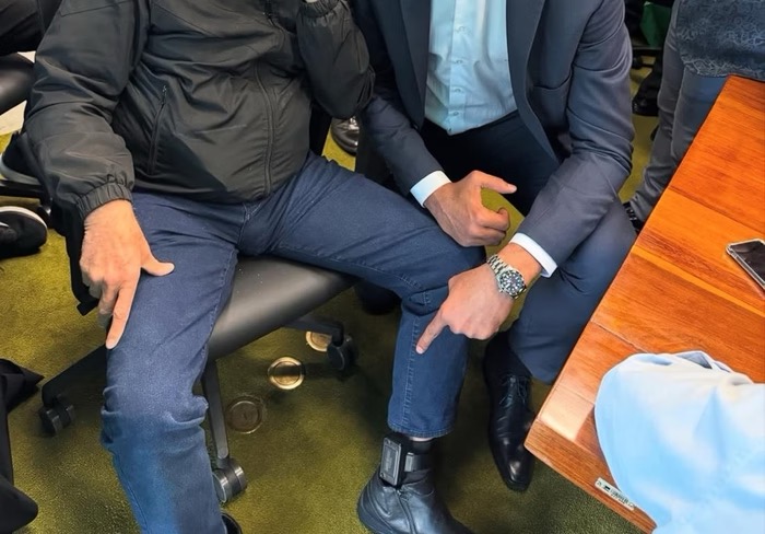 Jair Bolsonaro com tornozeleira eletrônica | Foto: Reprodução/redes sociais