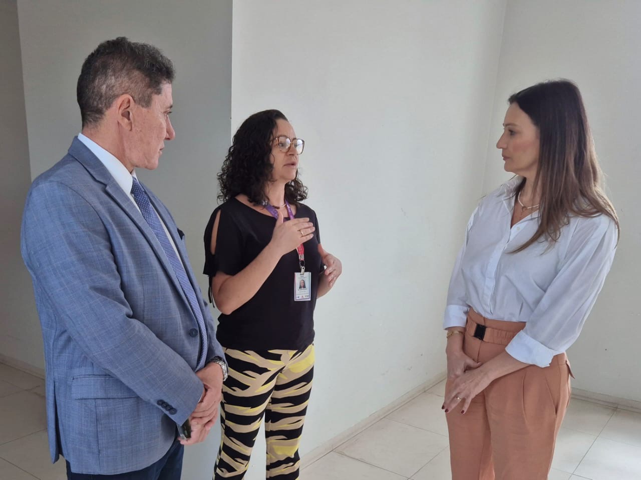 Os deputados Cristiane Dantas e Dr. Kerginaldo ao lado da diretora-geral do  Hospital Pediátrico Maria Alice Fernandes, Suyame Furtado Ricarte durante fiscalização da Comissão de Saúde da Assembleia Legislativa