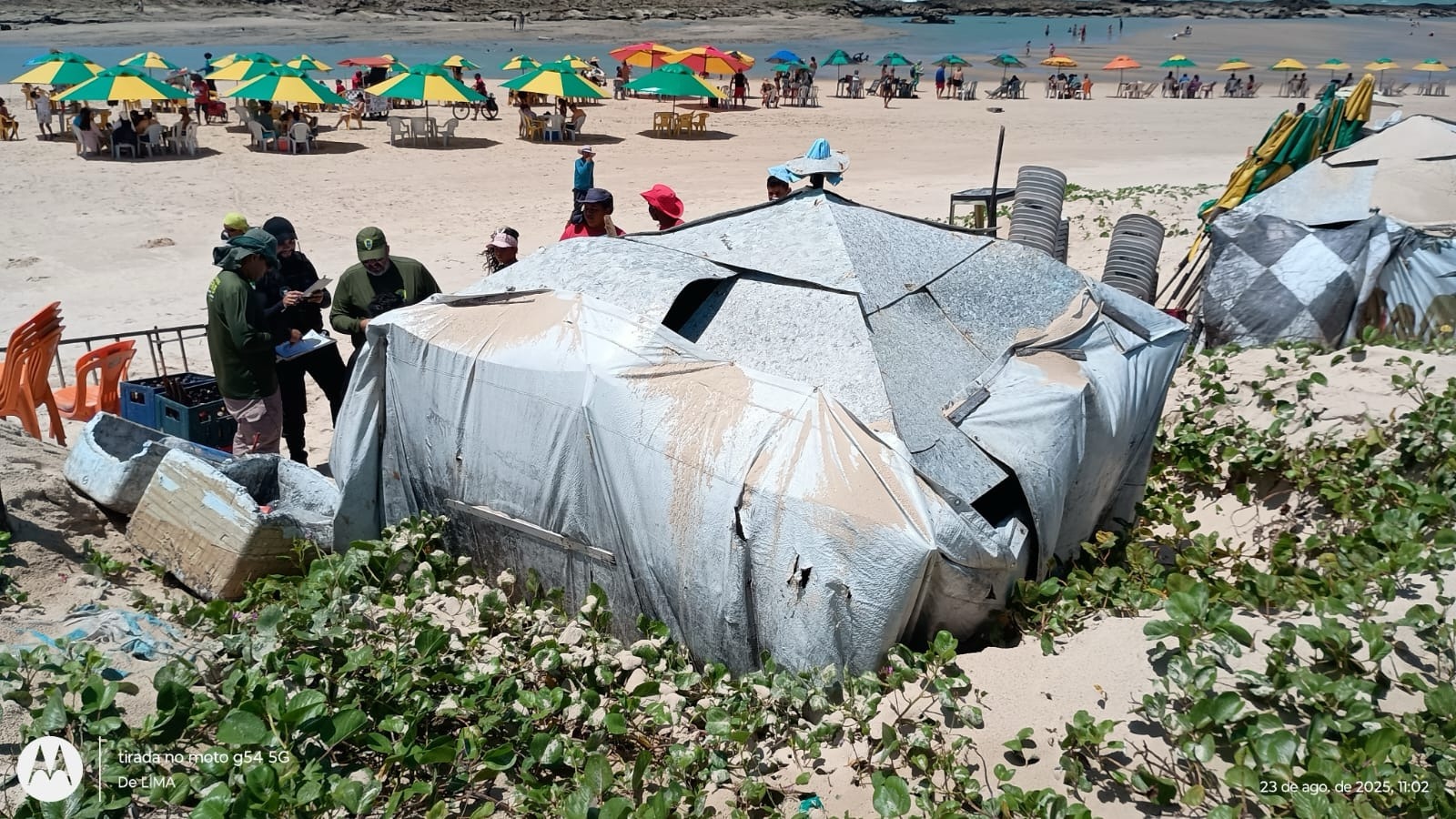 Comerciantes nas barracas da Praia do Forte | Crédito: Cedida/Fiscalização