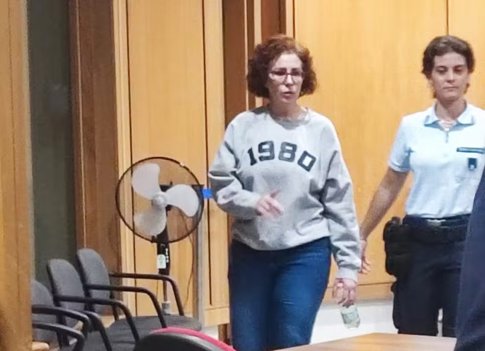 A deputada licenciada Carla Zambelli chega para audiência no Tribunal de Apelações de Roma, em 27 de agosto de 2025. — Foto: TV Globo