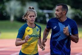 Thalita Simplício treina com o atleta-guia Felipe Veloso em Nova Déli — Foto: Alessandra Cabral/CPB
