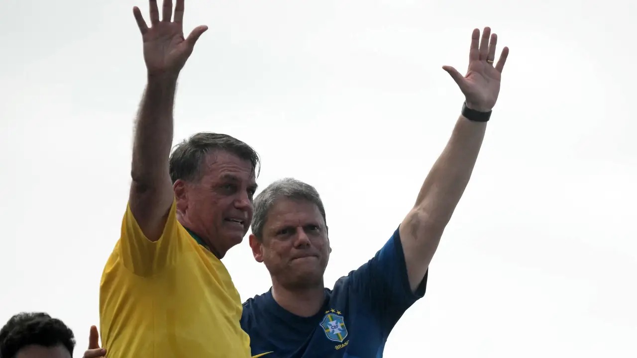 Jair Bolsonaro e Tarcísio de Freitas durante ato pró-anistia aos golpistas do 8 de Janeiro, em Copacabana - 16/03/2025 (Mauro PIMENTEL/AFP)