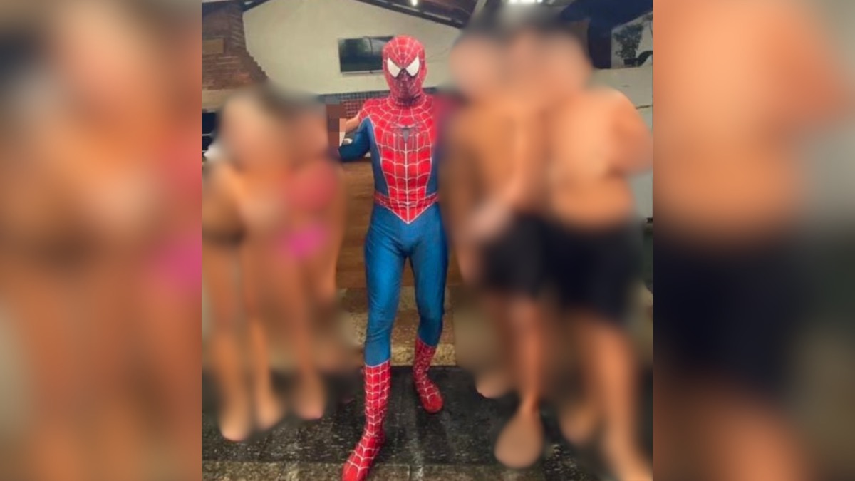 Criança teria à mãe contado que foi violentada pelo animador, que estava fantasiado de Homem-Aranha  • Reprodução