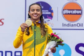 Maria Clara Augusto exibe com orgulho a medalha de ouro — Foto: Alessandra Cabral/CPB