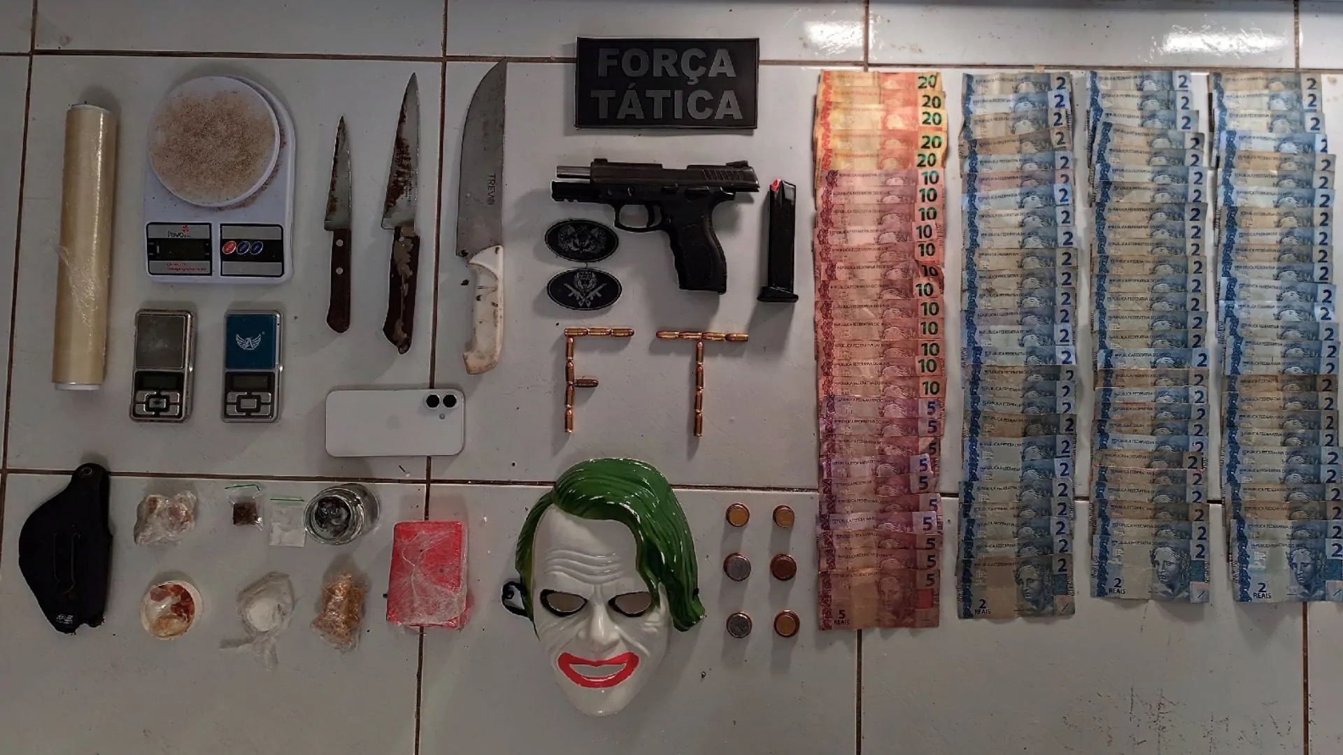Materiais apreendidos pela Polícia Militar durante a ação em Grossos, no bairro Coqueiros. - Foto: Divulgação polícia