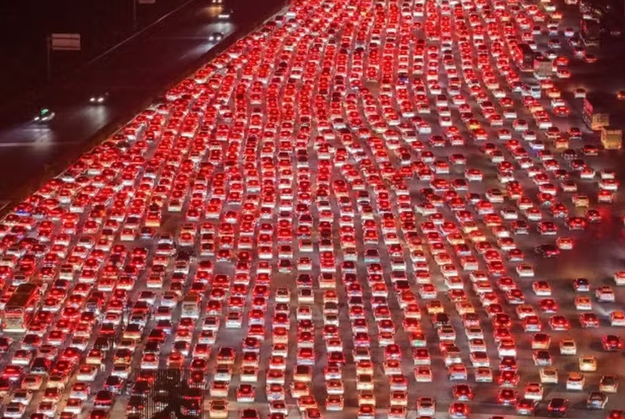 FireShot Capture 226 - Megaengarrafamento reúne dez milhões de carros após feriadão na Chi_ - [extra.globo.com].png