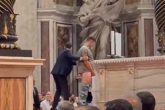 FireShot Capture 232 - Homem urina no altar da Basílica de São Pedro, no Vaticano. Veja ví_ - [www.metropoles.com].png