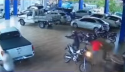 FireShot Capture 258 - (54) TIROTEIO DEIXA TRÊS MORTOS EM LOJA DE CARRO - YouTube_ - [www.youtube.com].png