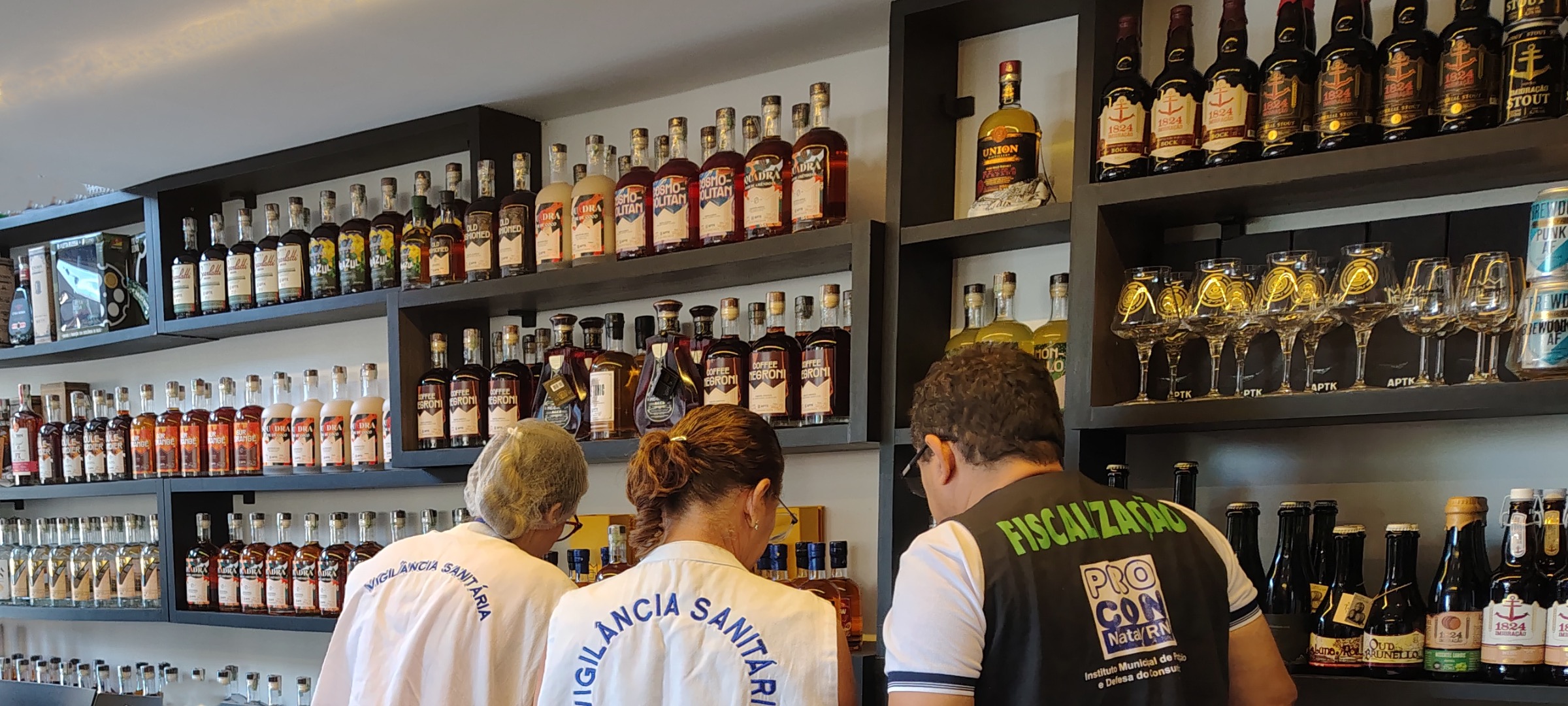 Fiscalização bebidas em Natal | Crédito: Alessandro Marques - Procon Natal