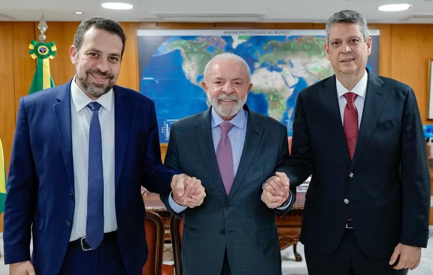 Presidente Lula publicou foto ao lado do novo ministro, Guilherme Boulos, e do antecessor, Márcio Macêdo — Foto: Ricardo Stuckert/PR